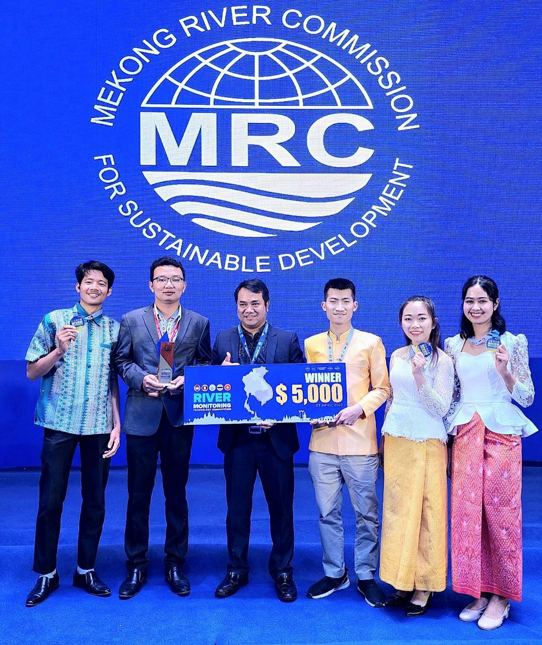 អបអរសាទរដល់ក្រុមនិស្សិតនិងគ្រូនៃវិទ្យាស្ថានបច្ចេកវិទ្យាកម្ពុជាដែលបានទទួលជ័យលាភីលេខ១ក្នុងការប្រកួត MRC River Monitoring Technology Competition
